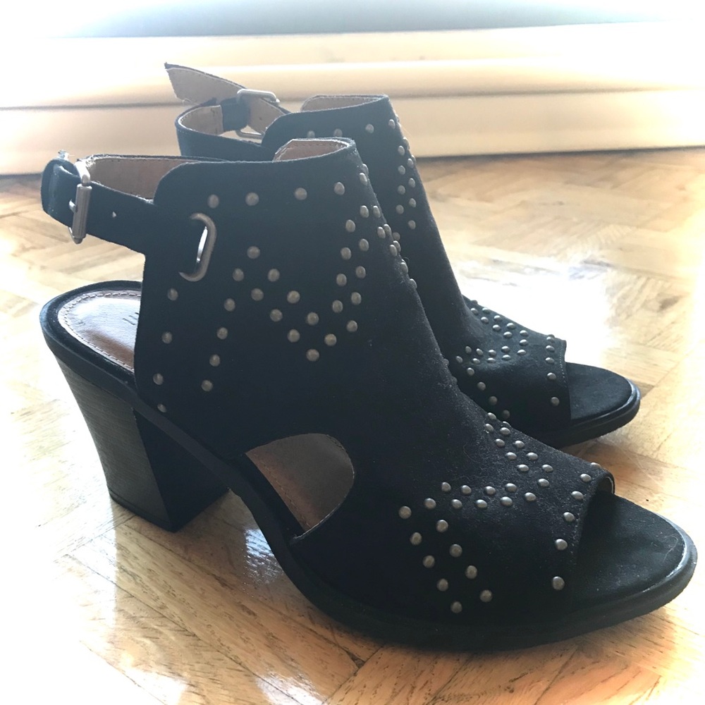 Peep-toe booties